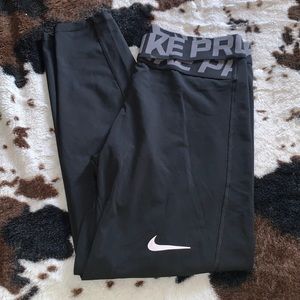 Medium Nike criss-cross black leggings